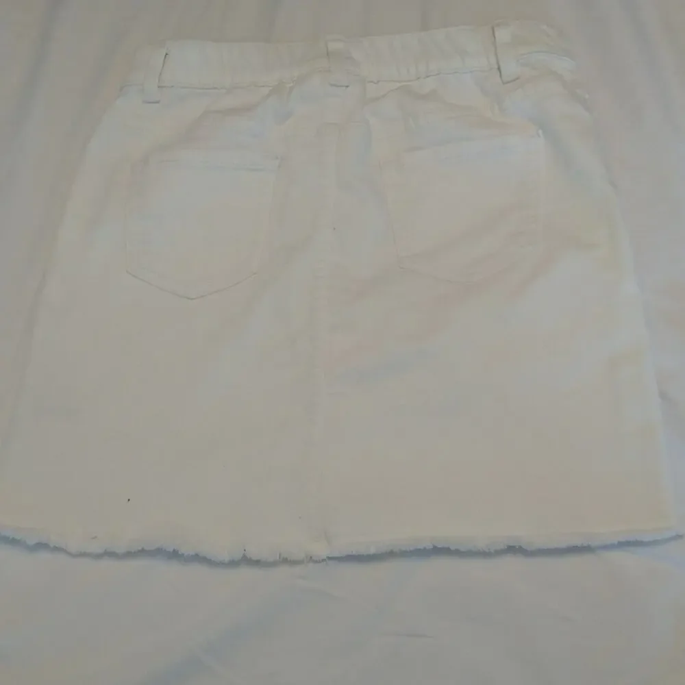 Cat and jack girls large white skirt.